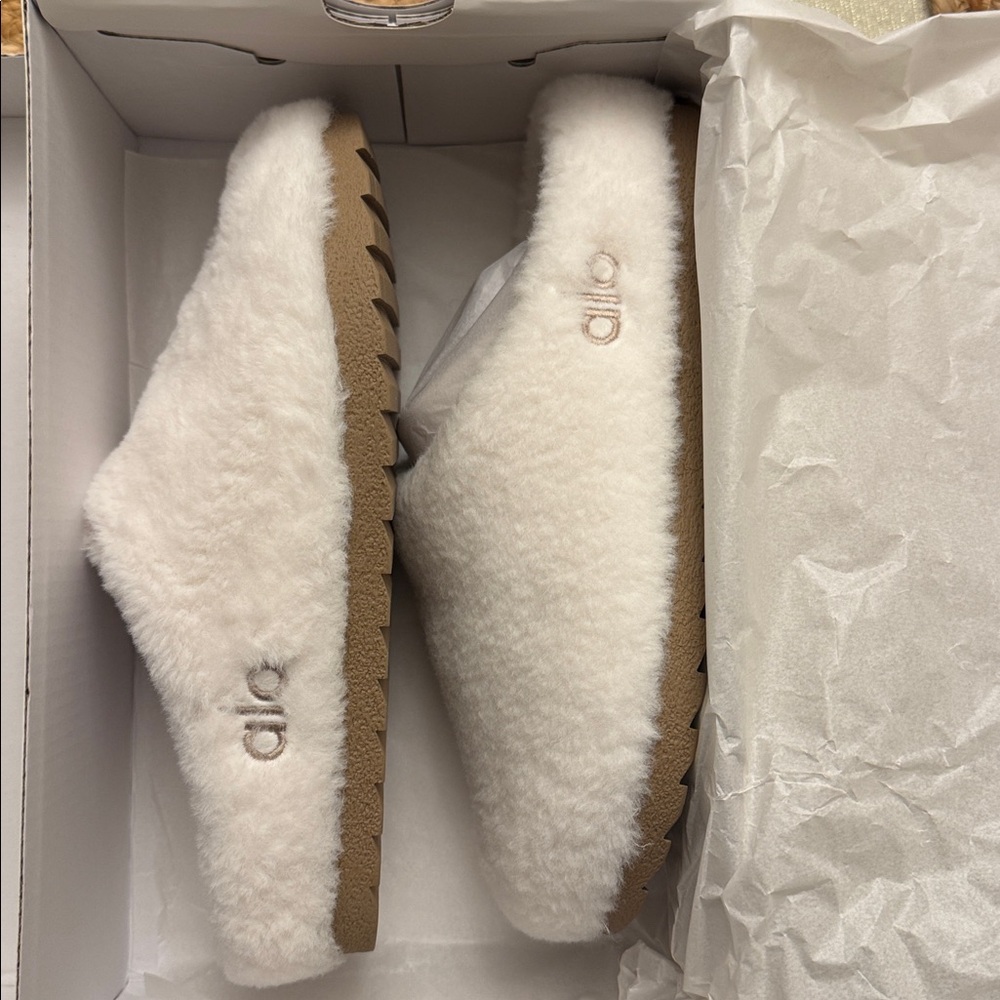 ALO Yoga Cream Recovery Slippers NWT - Picture 3 of 6